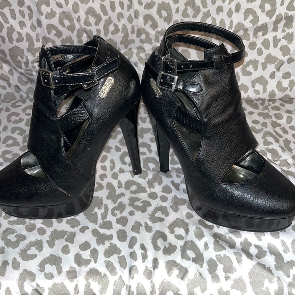 Worn Dereon black ankle 2 strap high heel platform stiletto size size 7